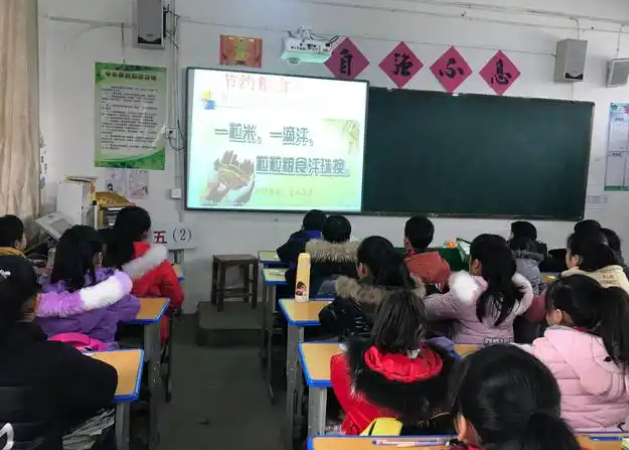 体现在讲堂教育的精准化上更体现在优质教育资源的广泛共享中