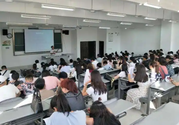 考核点评机制铸造高素质专业化教师队伍为品质建造注入教育动能